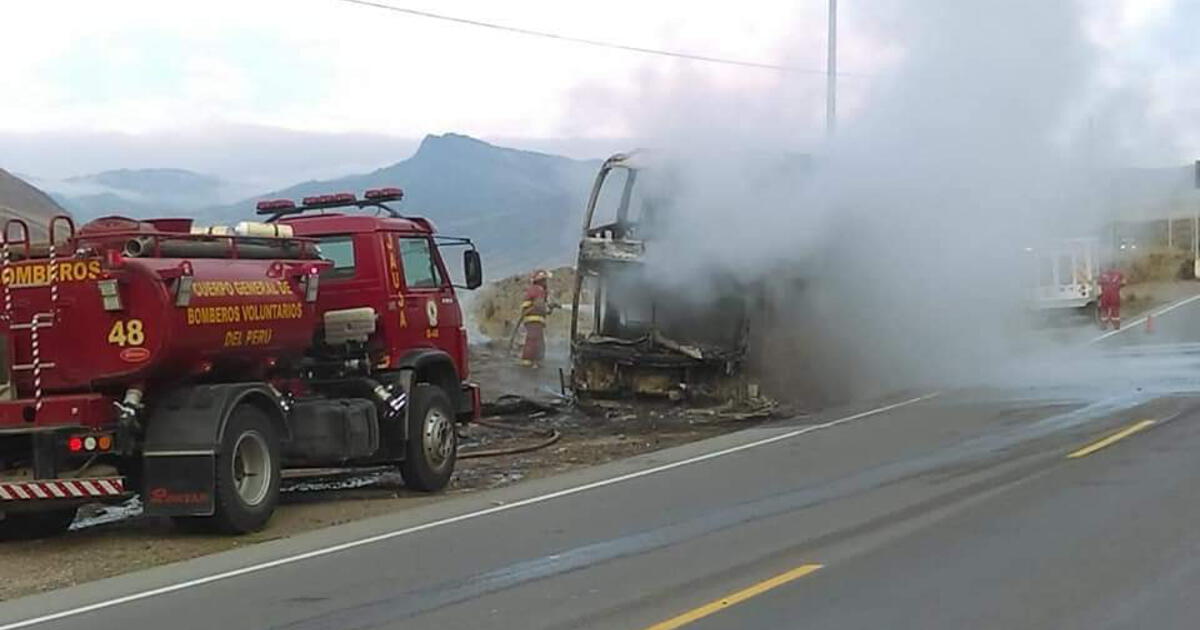 Hu Nuco Casi Pasajeros Se Salvan De Morir Tras Incendiarse Bus