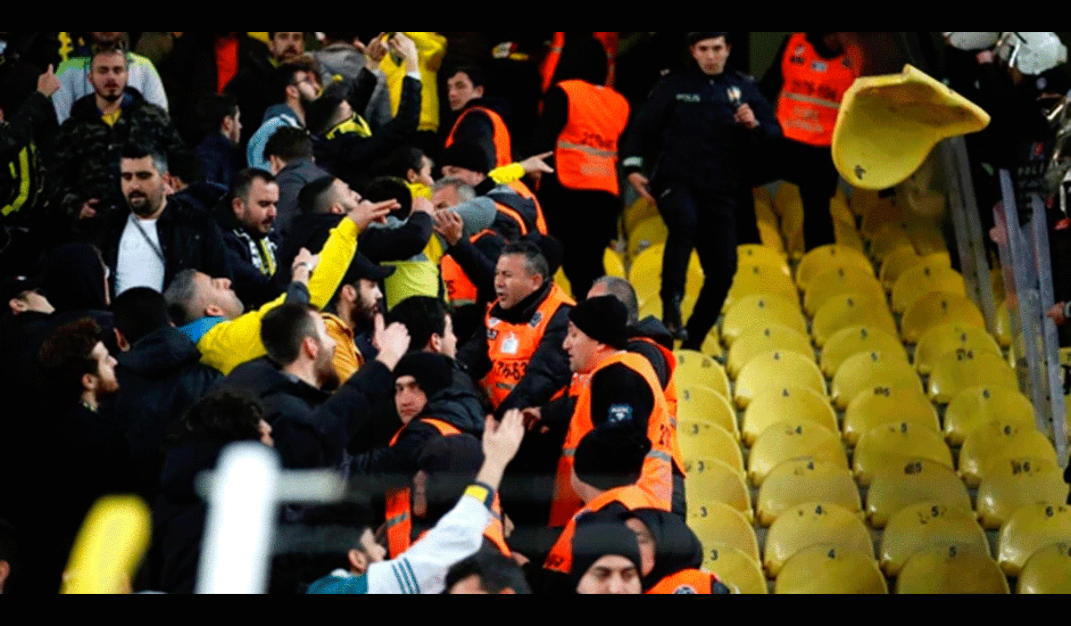 Presidente De Fenerbahce Ali Ko Se Pelea Con Hinchas Del Club Tras