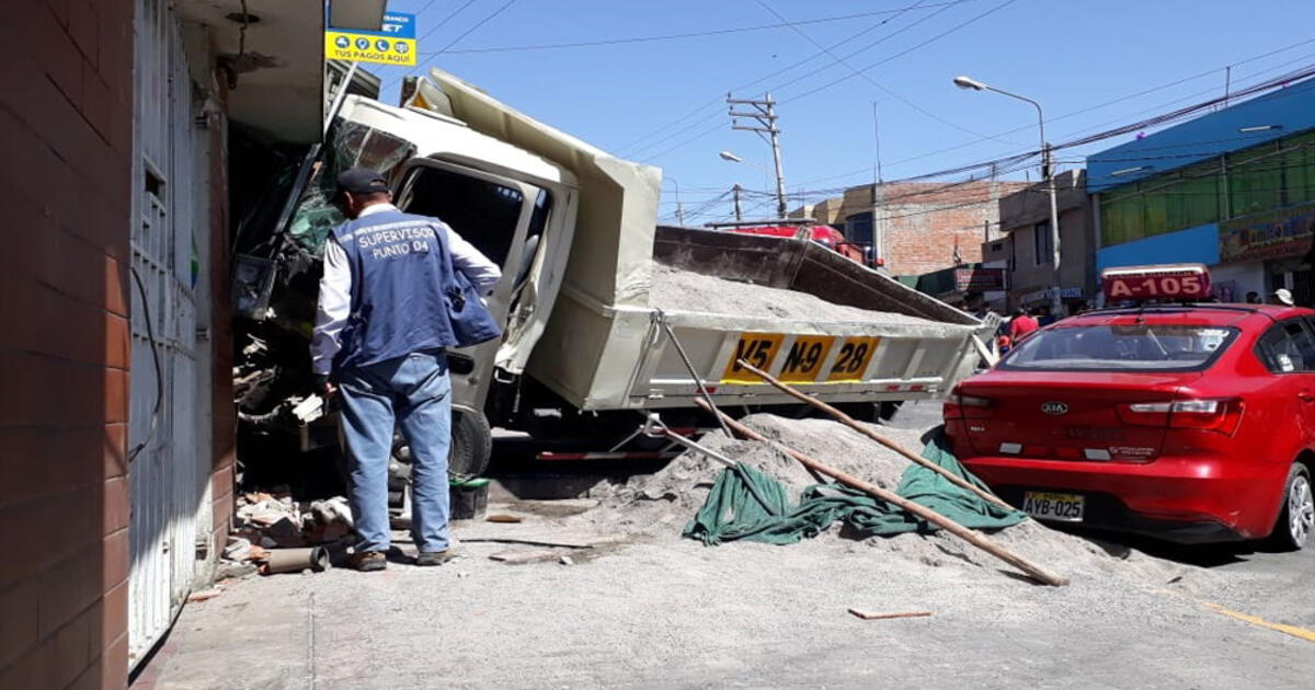 Arequipa Volquete Impacta Contra Vivienda Y Un Taxi En Paucarpata