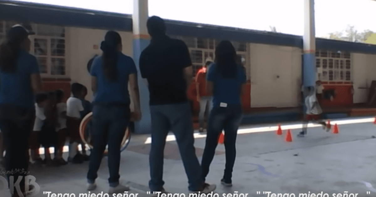 YouTube Viral Profesora Revisa Video De Seguridad De Un Colegio Y