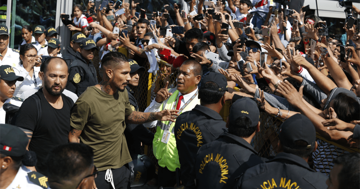 Paolo Guerrero Marcha En Vivo Hinchas Del Capit N De La Selecci N