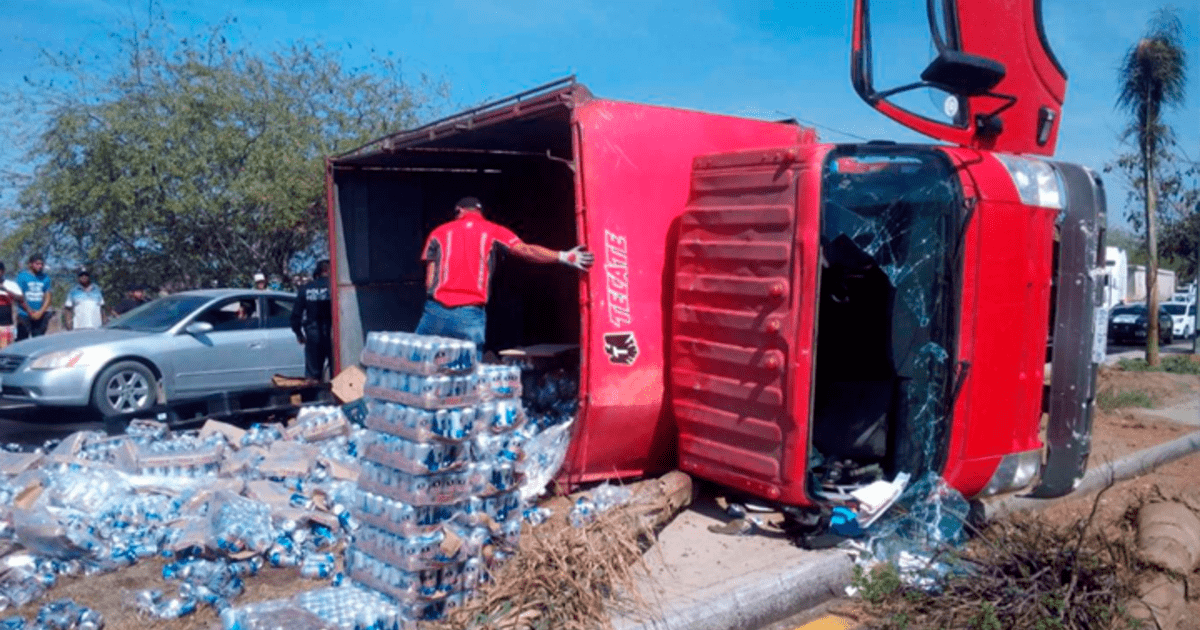 Camión de cervezas se vuelca en carretera y pobladores saquean su