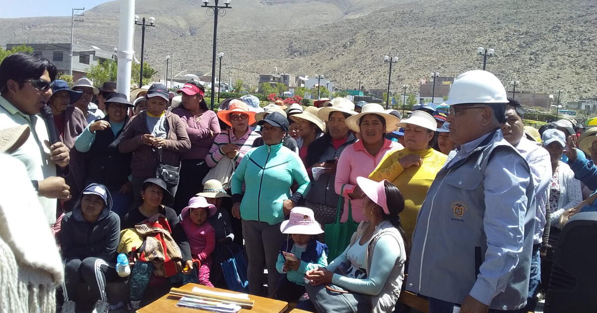 Arequipa Padres Protestan Porque Sus Hijos No Caben En Las Carpetas