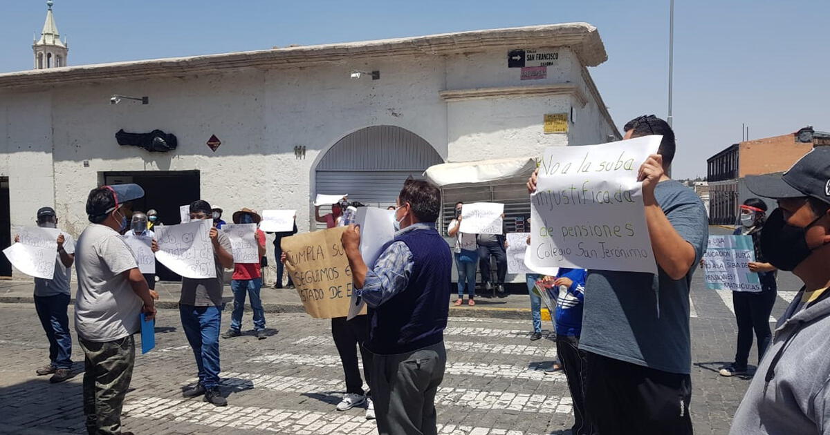 Padres De Familia De Colegio En Arequipa Protestaron Frente A