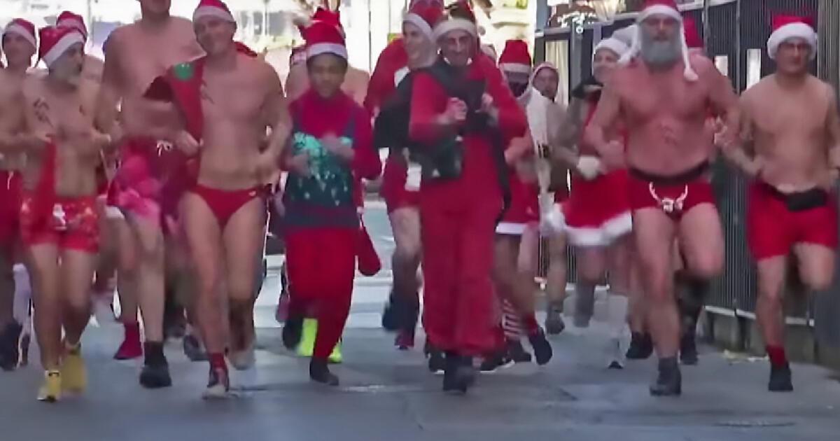 YouTube viral Naked Santa Run húngaros corren vestidos de Santa con