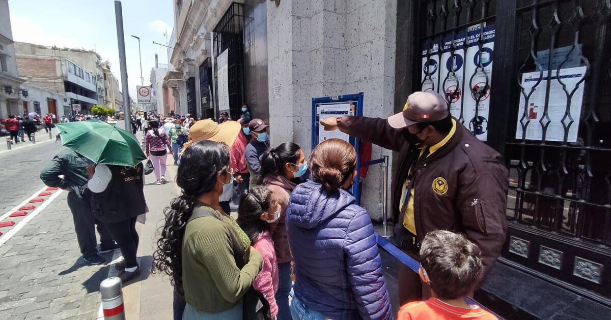 Arequipa largas colas en Reniec tras reducción de aforo por nivel de