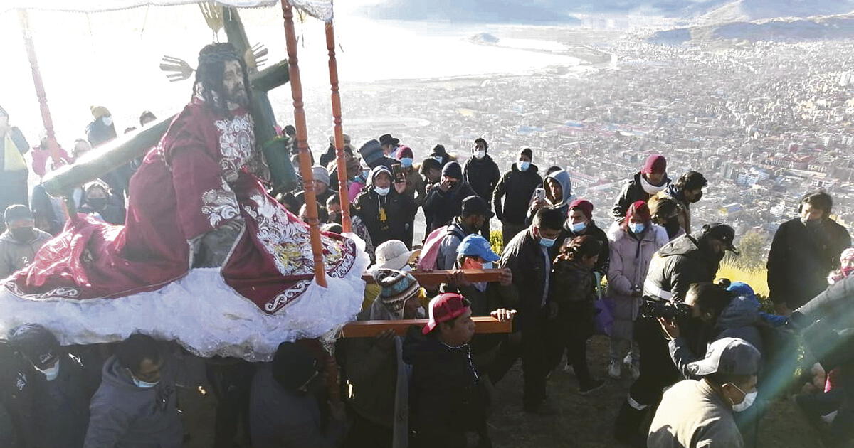 Puno Centenares De Personas Subieron Al Cerro Azoguini Lrsd Sociedad