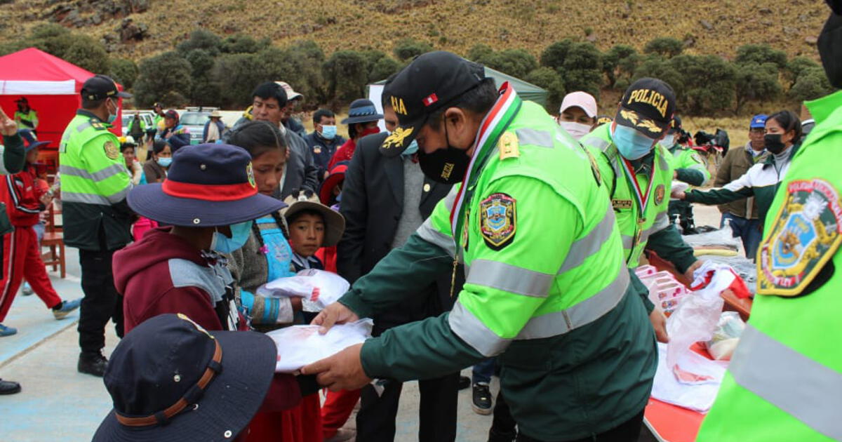 Puno policías llevan abrigo a escolares de Muñani para enfrentar la