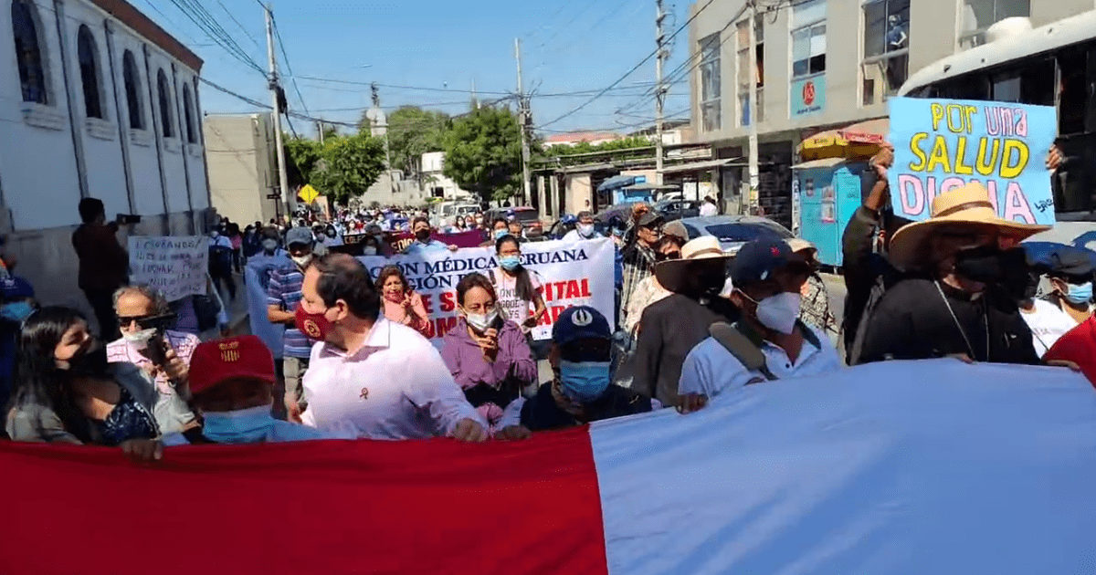 Gremios médicos de Piura marchan exigiendo ejecución de hospital de