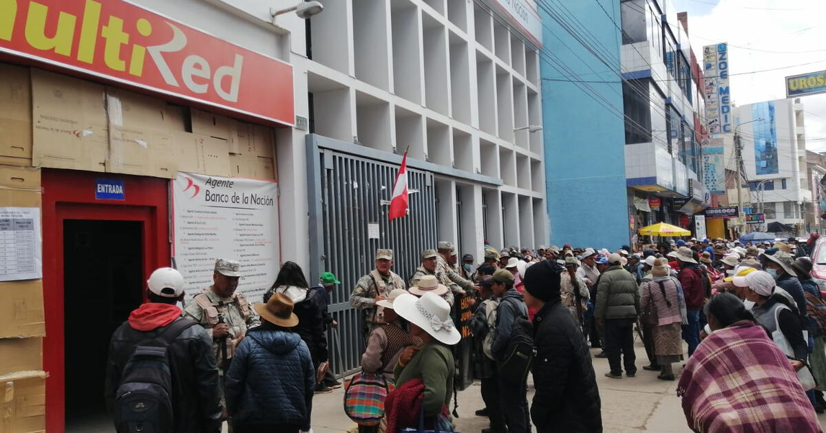 Puno reportan desabastecimiento de dinero en el Banco de la Nación en