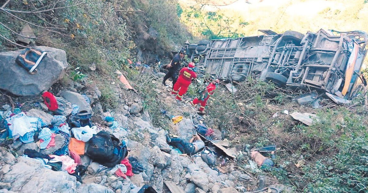 Tragedia en el norte al menos 10 muertos tras caída de bus Piura