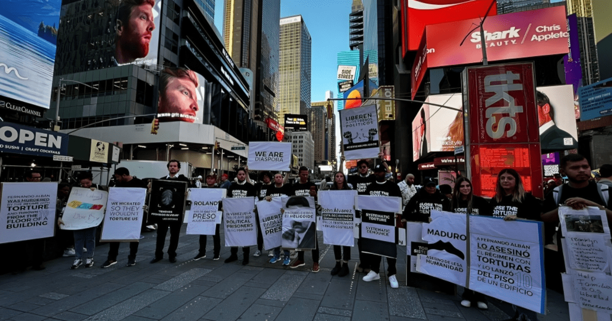 Venezolanos Protestan En Times Square De Nueva York Para Exigir El