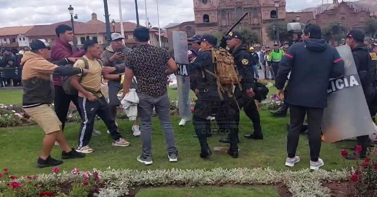 U Vs Cusco Fc Hinchas Cremas Alteraron El Orden En La Plaza Mayor De