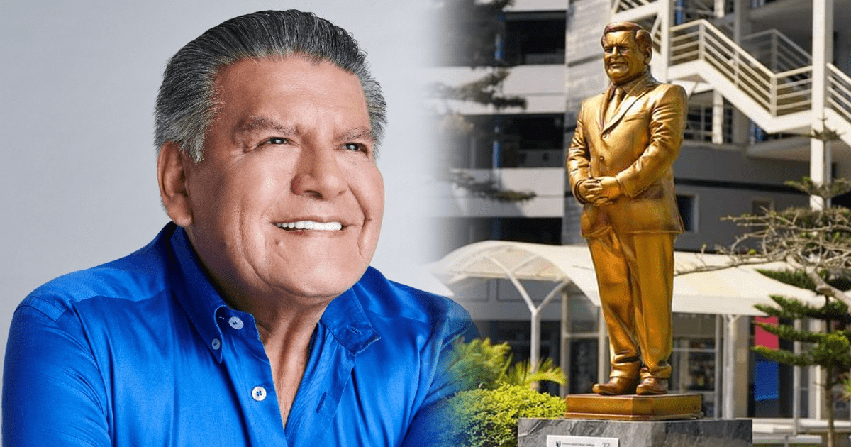 UCV devela estatua dorada en tamaño real de César Acuña y usuarios