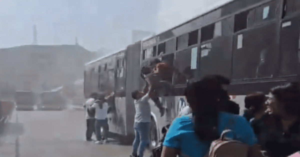 Metropolitano bus se incendió en estación Parque del Trabajo y