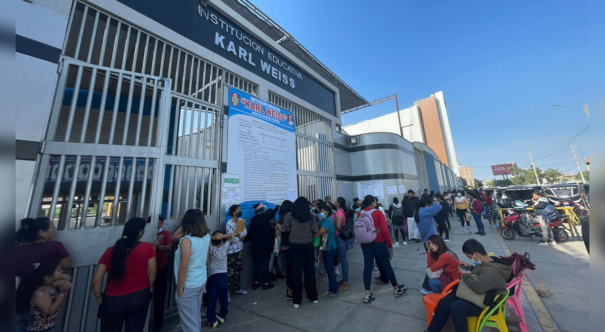 Cientos De Padres Forman Colas Por Vacantes Para Sus Hijos En Colegio