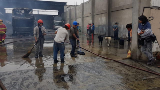 Ate Vitarte Dos Buses Interprovinciales Se Incendiaron Al Costado De