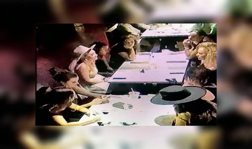 En las cámaras del local quedó grabado el momento en que estuvieron en las mesas sin cumplir las medidas contra el coronavirus. Foto: Mikey Corona ( BuzzFeed News) En las cámaras del local quedó grabado el momento en que estuvieron en las mesas sin cumplir las medidas contra el coronavirus. Foto: Mikey Corona ( BuzzFeed News)