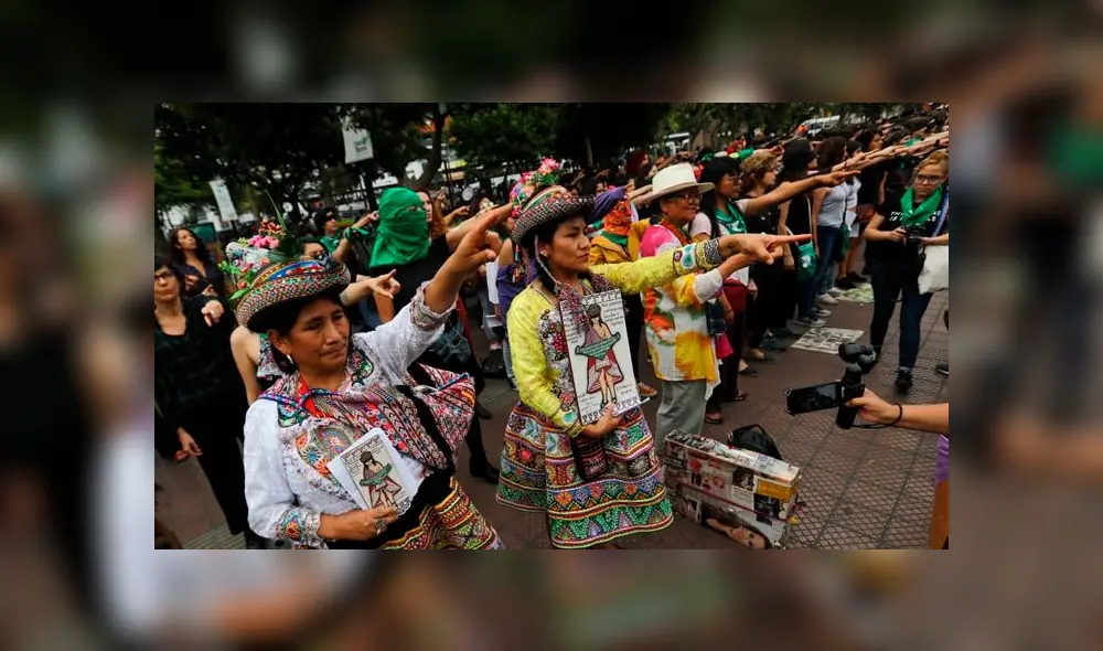 Un violador en tu camino: PNP lanza bombas lacrimógenas contra manifestantes en Parque Kennedy Un violador en tu camino: PNP lanza bombas lacrimógenas contra manifestantes en Parque Kennedy