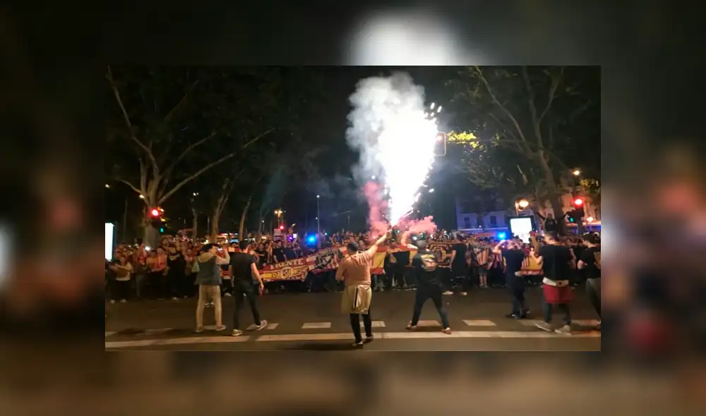 La hinchada del Atlético de Madrid armó la fiesta en las afueras del Wanda Metropolitano. Foto: Difusión. La hinchada del Atlético de Madrid armó la fiesta en las afueras del Wanda Metropolitano. Foto: Difusión.