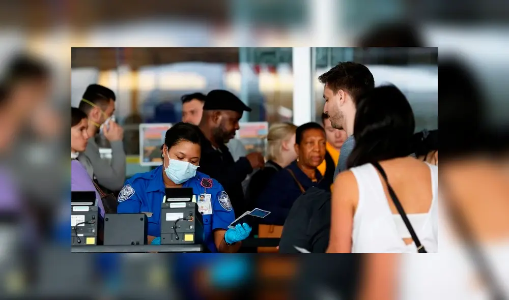 Agentes de seguridad chequeando pasaportes de pasajeros en el J.F.Kennedy. Foto: AP Agentes de seguridad chequeando pasaportes de pasajeros en el J.F.Kennedy. Foto: AP