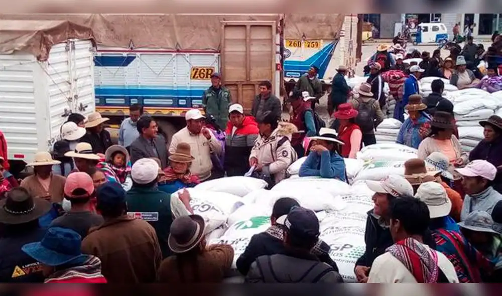 Entregan semillas de pastos cultivados. Entregan semillas de pastos cultivados.