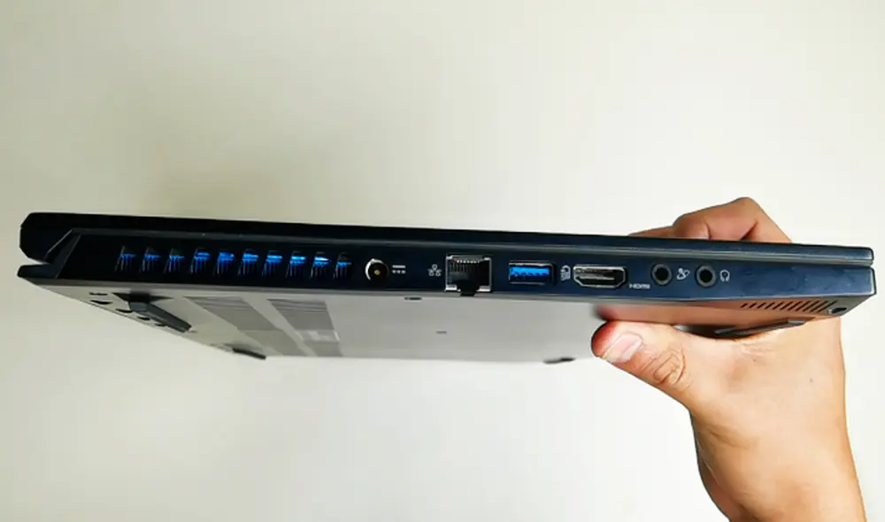 El Predator Triton 500 tiene una serie de puertos en su lado derecho e izquierdo. La computadora es bastante versátil. Foto: Daniel Robles