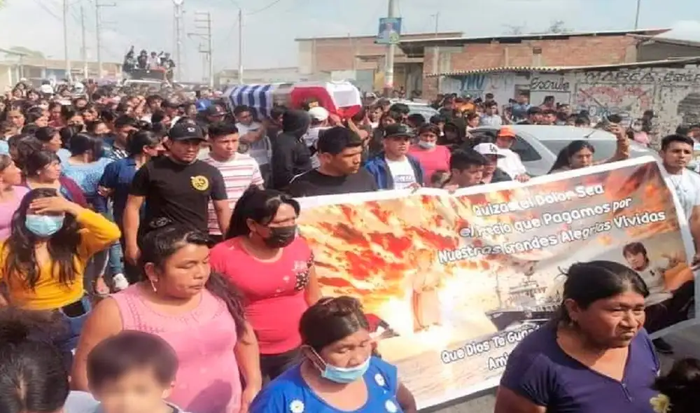 Muchas personas acompañaron al cuerpo de pescador fallecido en Uruguay. Foto: Lampazos