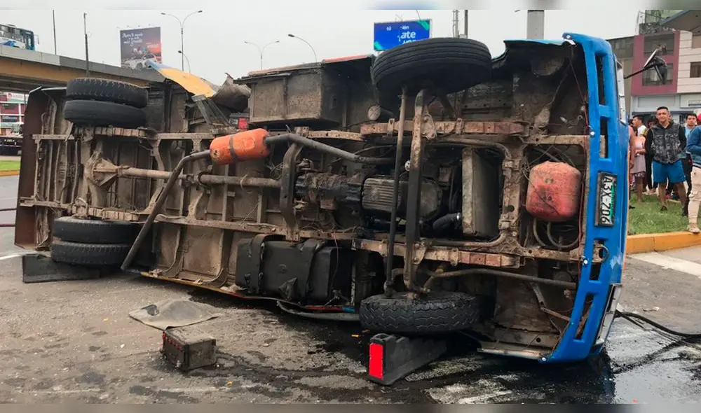La cúster que cubre la ruta Callao-Callao llevó la peor parte tras volcarse y sus pasajeros resultar heridos. (Foto: Carlos Contreras / La República) La cúster que cubre la ruta Callao-Callao llevó la peor parte tras volcarse y sus pasajeros resultar heridos. (Foto: Carlos Contreras / La República)