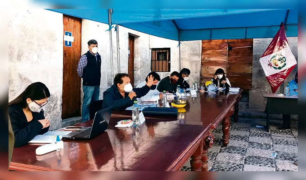 decisión dividida.  Cuatro consejeros regionales votaron a favor del convenio y nueve en contra. Según los consejeros el convenio perjudica a Arequipa.