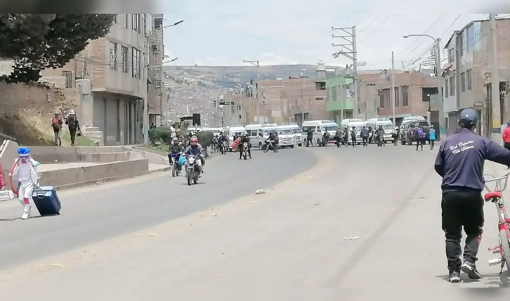 Unidades de transporte público bloquean calles de Puno. Foto: Kleber Sánchez/URPI Unidades de transporte público bloquean calles de Puno. Foto: Kleber Sánchez/URPI