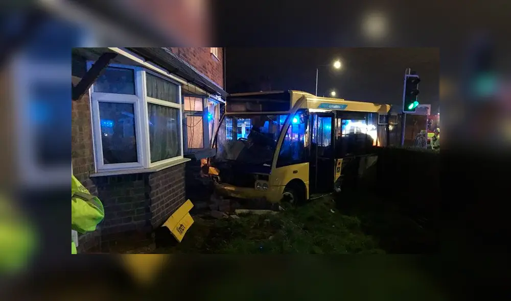 Bus choca contra una casa y en el interior de esta hallan una plantación de marihuana Bus choca contra una casa y en el interior de esta hallan una plantación de marihuana