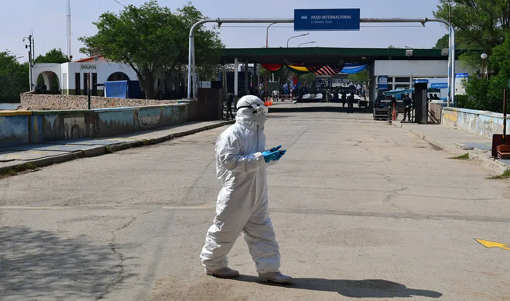 Un trabajador boliviano en la frontera con Argentina. En Bolivia hasta ahora no se han pronunciado tras este anuncio de los CDC sobre el virus surgido en Chapare. Foto: AFP Un trabajador boliviano en la frontera con Argentina. En Bolivia hasta ahora no se han pronunciado tras este anuncio de los CDC sobre el virus surgido en Chapare. Foto: AFP