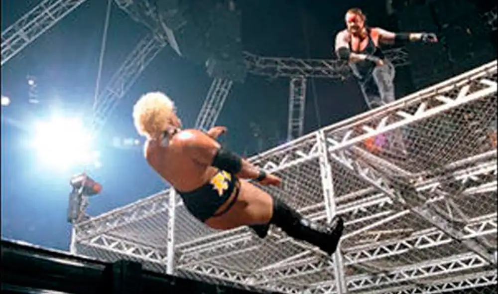The Undertaker lanzó desde lo más de la Celda Infernal a Rikishi en Armagedon 2000. | Foto: WWE