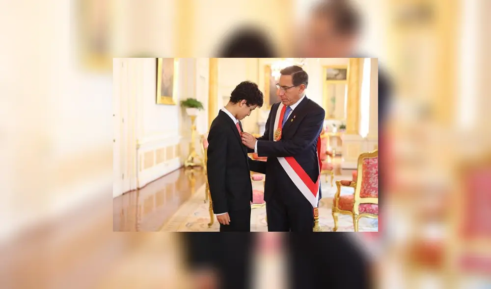 Martín Vizcarra junto a su último hijo Martino, antes de dar su mensaje a la nación de 2019. Foto: Presidencia.