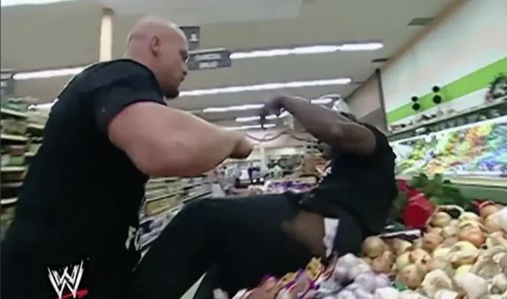 La política británica Edwina Currie confundió la representación con una situación de forcejeos en un supermercado a causa del coronavirus. Foto: WWE.