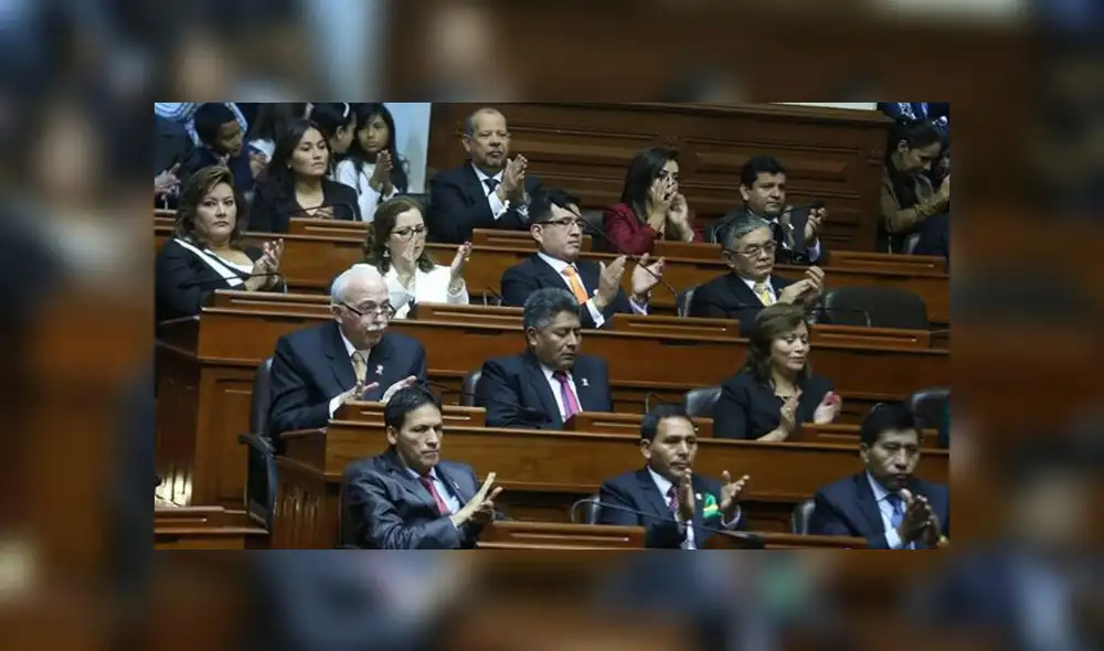 Nueva bancada de disidentes quiebra la mayoría fujiaprista