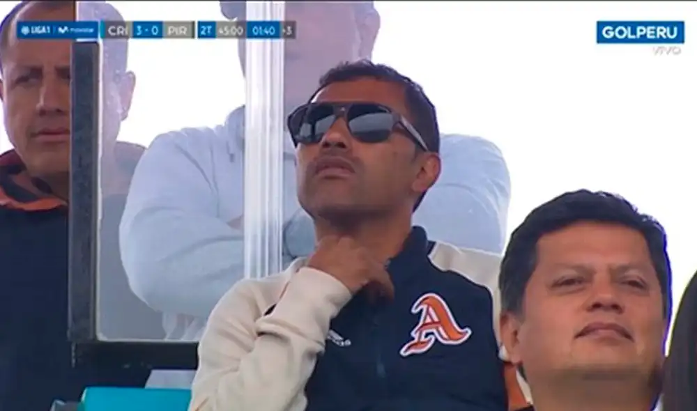 Roberto Palacios le hizo una divertida broma a un reportero de Gol Perú en el entretiempo del Sporting Cristal vs. Pirata FC. Roberto Palacios le hizo una divertida broma a un reportero de Gol Perú en el entretiempo del Sporting Cristal vs. Pirata FC.