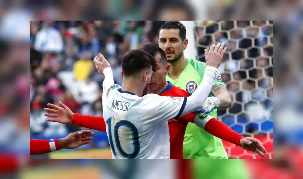 Ambos jugadores protagonizaron un fuerte careo durante el partido Argentina-Chile por la Copa América 2019. Ambos jugadores protagonizaron un fuerte careo durante el partido Argentina-Chile por la Copa América 2019.