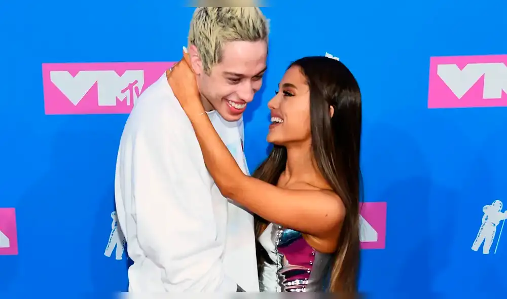 Ariana Grande y su novio presumen el mismo tatuaje en el cuello [VIDEO]