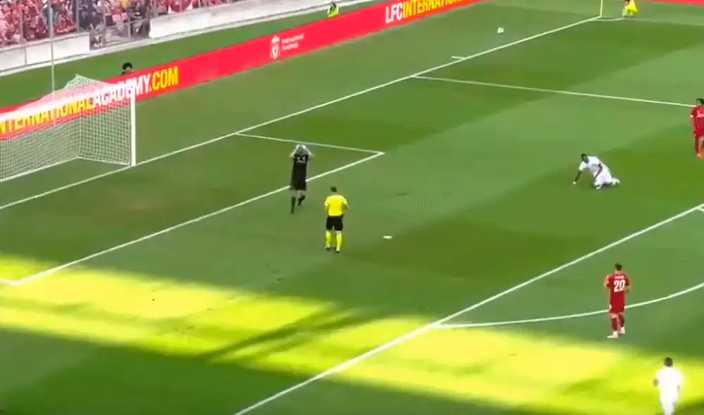 El portero Alisson Becker cometió un terrible blooper que hizo recordar a Loris Karius. | Foto: Captura YouTube El portero Alisson Becker cometió un terrible blooper que hizo recordar a Loris Karius. | Foto: Captura YouTube