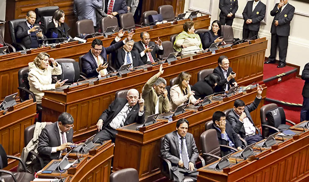 Crisis. El fujimorismo llegó a tener 73 escaños, pero no supo manejar su mayoría absoluta. En enero buscará recuperar fuerzas. Crisis. El fujimorismo llegó a tener 73 escaños, pero no supo manejar su mayoría absoluta. En enero buscará recuperar fuerzas.