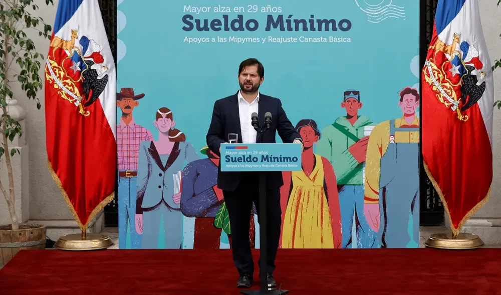 Gabriel Boric habla después de la firma este 23 de mayo de la ley que eleva el salario mínimo para los trabajadores chilenos, en el Palacio de La Moneda en Santiago. Foto: EFE.