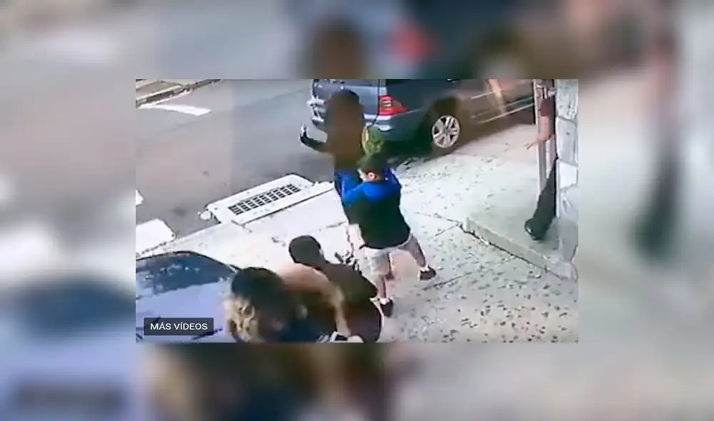 YouTube: Mujer se arroja contra un vehículo fuera de control para salvar la vida de un niño 