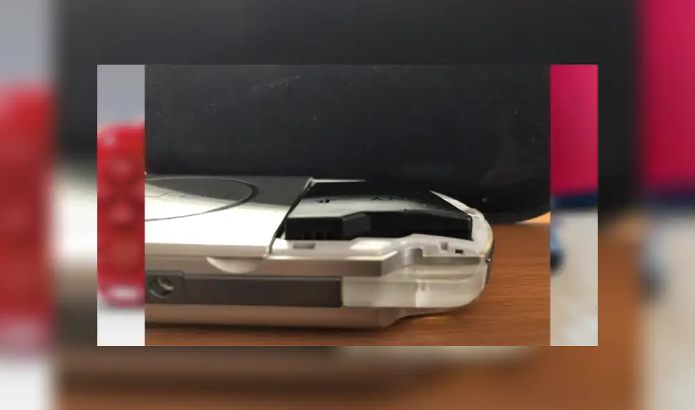 Desliza para ver cómo lucen las baterías hinchadas de la PSP. Foto: Twitter.