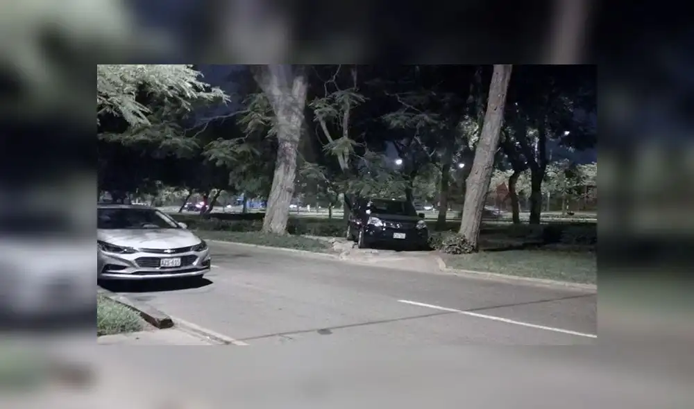 #YoDenuncio: vehículo estaciona dentro de parque de San Borja