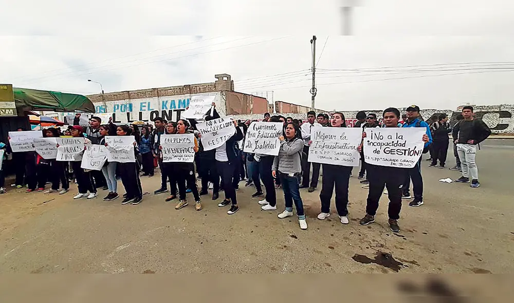 Estudiantes. Llegaron a sede de GRE y denunciaron hechos. Estudiantes. Llegaron a sede de GRE y denunciaron hechos.