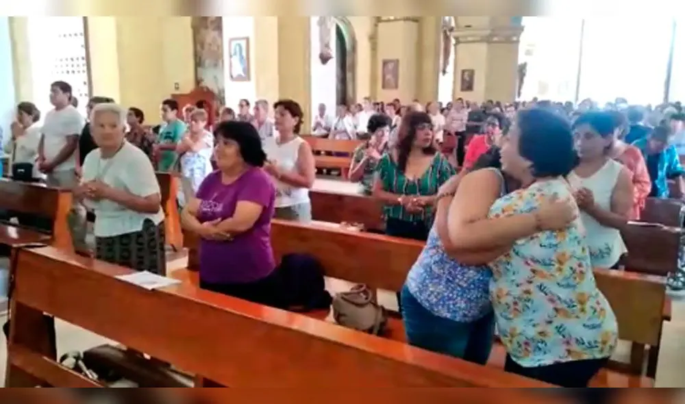 Fieles se dieron abrazo de paz a pesar de la prohibición. Fieles se dieron abrazo de paz a pesar de la prohibición.