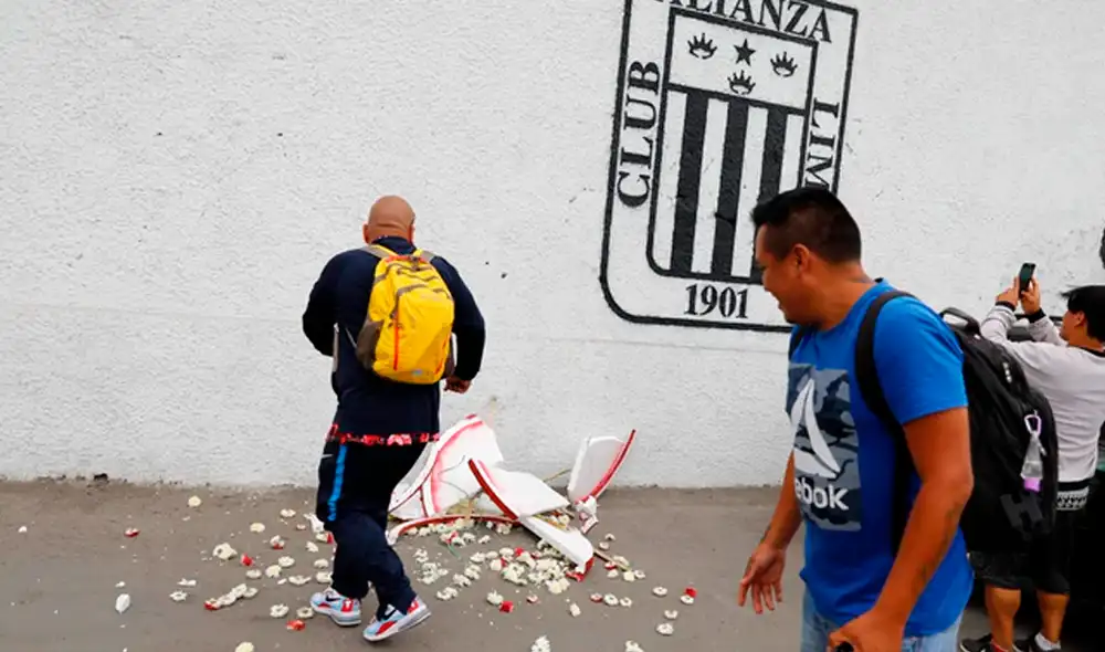 Alianza Lima lamentó que el arreglo floral enviado por Universitario de Deportes haya sido destrozado. | Foto: Líbero Alianza Lima lamentó que el arreglo floral enviado por Universitario de Deportes haya sido destrozado. | Foto: Líbero