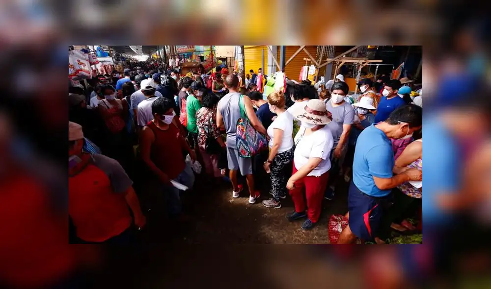 Estos comerciantes invadían la vía pública, generando caos y un foco infeccioso. Foto: Flavio Matos. Estos comerciantes invadían la vía pública, generando caos y un foco infeccioso. Foto: Flavio Matos.